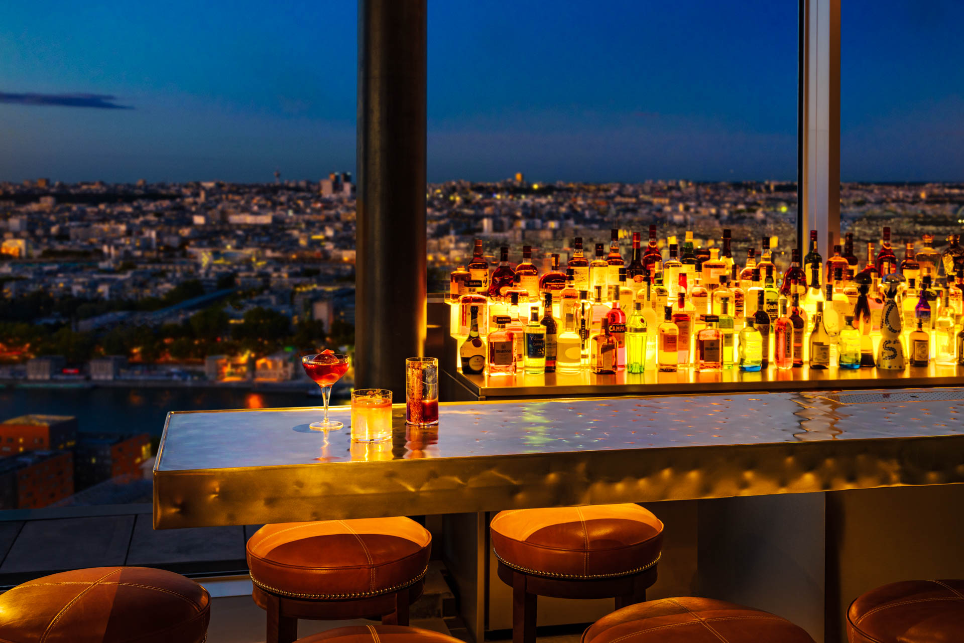 Vue de nuit du TOO TacTac Skybar avec la Tour Eiffel illuminée en arrière-plan