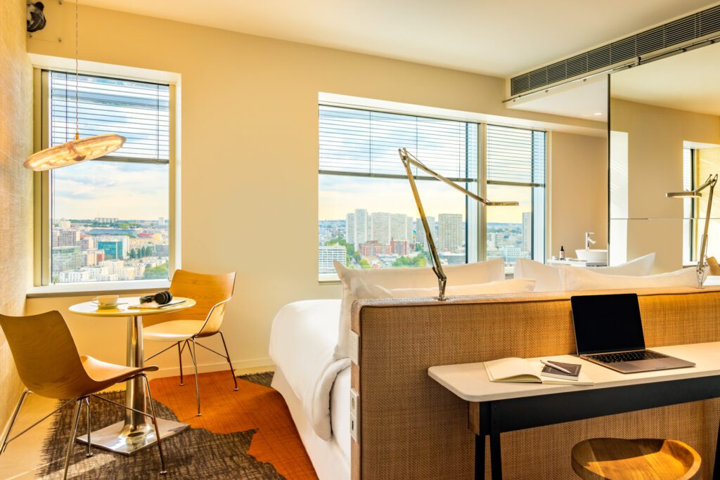 Chambre design du TOO Hôtel avec vue panoramique sur Paris, à 10 minutes de la Gare de Lyon.