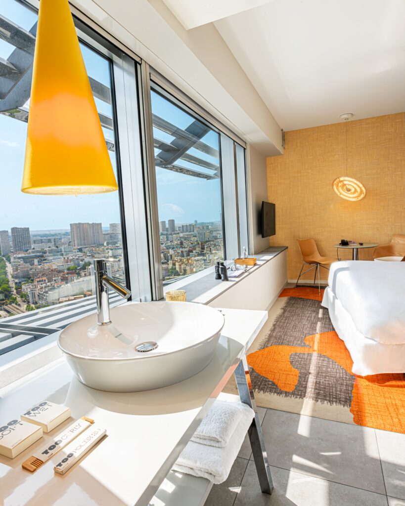 Chambre design du TOO Hôtel avec une vue panoramique sur Paris et une décoration signée Philippe Starck."