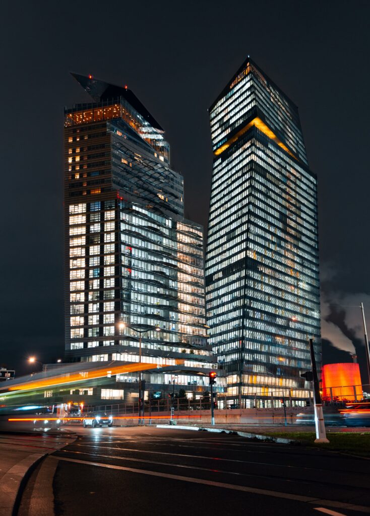 Vue nocturne des Tours Duo à Paris, avec le TOO Hôtel illuminé, offrant un cadre spectaculaire et moderne.