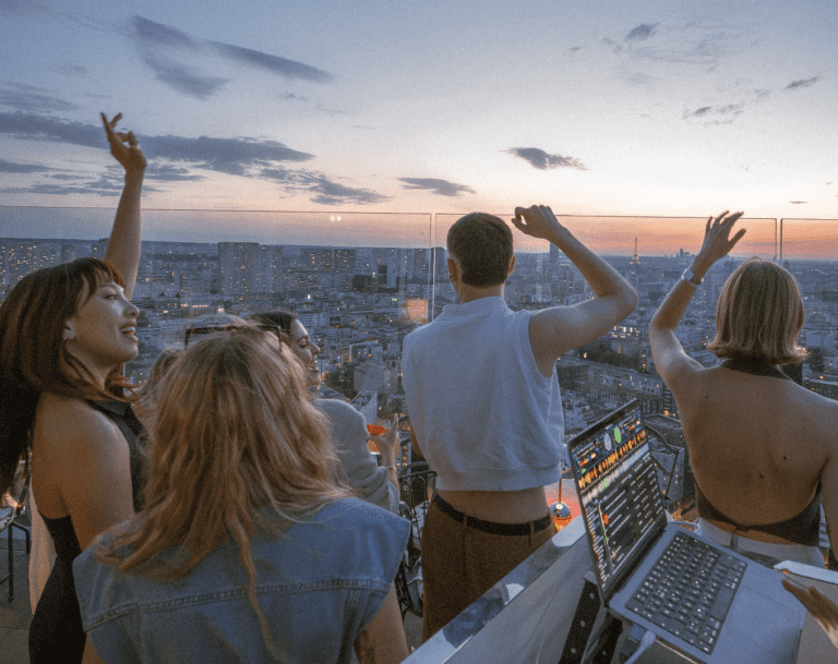 Hôtel festif à Paris : vivez la fête sur le rooftop du TOO Hôtel